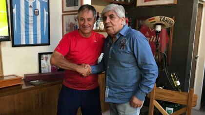 Una imagen que los hinchas querían ver: Holan, junto al presidente Moyano