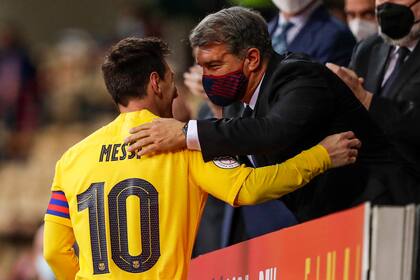Una imagen que podría repetirse: Joan Laporta abraza a Lionel Messi tras la obtención de la Copa del Rey