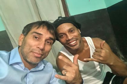Pipino Cuevas visitó a Ronaldinho en la cárcel y aseguró verlo muy mal anímicamente. 