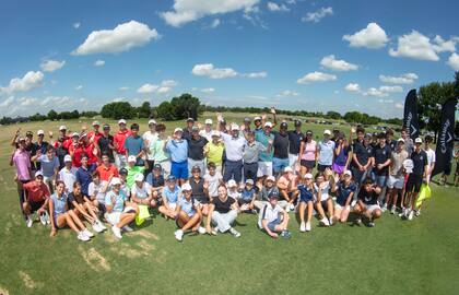 Una imagen que resume el Emiliano Grillo Open, con el crack chaqueño en el medio del grupo de chicos