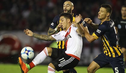 Damían Musto junto a Javier Pinola, en Rosario Central del Chacho Coudet, contra el River de Gallardo en 2015