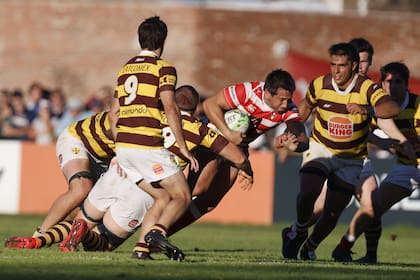 Una imagen que retrata la fiereza defensiva de Belgrano en el partido contra Alumni, el campeón de 2024