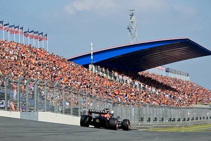 Una imagen que se repitió a lo largo del calendario de la Fórmula 1: el transito de Max Verstappen frente a las tribunas repletas de fanáticos neerlandeses