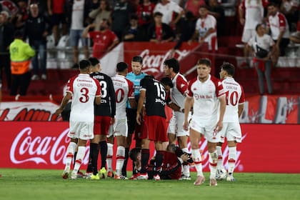 Una imagen que se repitió varias veces en el 'Palacio': los jugadores de ambos equipos increpando al árbitro Nicolás Ramírez