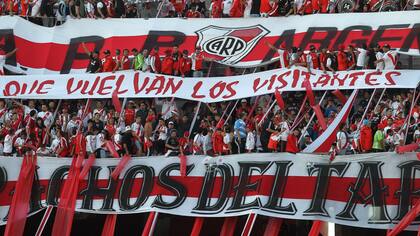 Una imagen que se repitió varias veces en las canchas argentinas: la hinchada de River pide por los visitantes