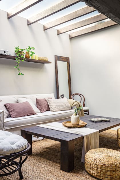 Una imagen que tomamos en la casa de Clara. La ambientación es muy Compañía Nativa: muebles grandes, maderas bien estacionadas y fibras naturales.