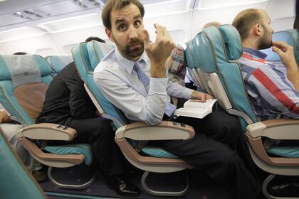 Una imagen que ya es un clásico: Federico Kammerichs (2,05 mts), jugador de la Selección de Basquet, en un vuelo de Estambul a Ankara en 2010, para disputar un partido amistoso en Turquía