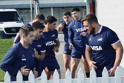 Una imagen rara, de movimiento físico, distensión y curiosidad en un sitio llamativo para entrenarse; Argentina sabe que Nueva Zelanda saldrá con más fuerza y motivación y debe maximizar su rendimiento para volver a ganarle.