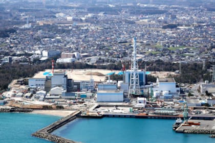 Una imagen reciente de la planta nuclear, con el pueblo de Tokaimura detrás