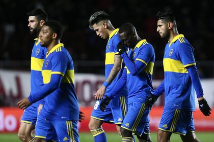 Una imagen repetida: Boca abandona la cancha con tristeza.