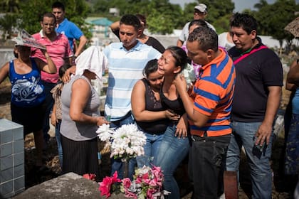 Una imagen repetida. Los familiares de Javier Cruz Zapata lloran por su muerte en el cementerio del Chamalecón, uno de los barrios más pobres de San Pedro Sula; el joven que trabajaba como guardia, había sido asesinado por delincuentes
