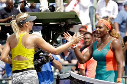 Una imagen repetida: Serena saluda a una derrotada Sharapova