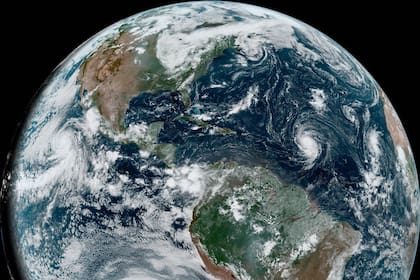 Una imagen satelital de este 7 de septiembre permite observar en simultáneo la formación del huracán Jova en el Pacífico y el huracán Lee en el Atlántico