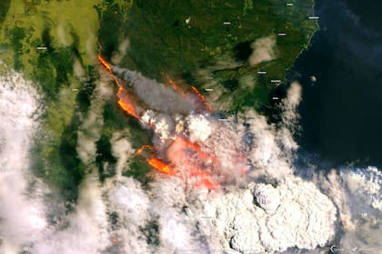 Una imagen satelital de la Bahía de Batemans muestra humo y fuego de incendios forestales en Australia, el 31 de diciembre de 2019.