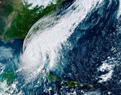 Una imagen satelital de la NASA del avance del huracán. (NASA Earth Observatory / AFP) 