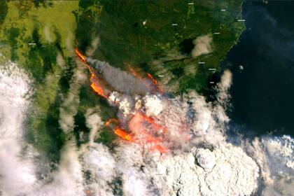 Una imagen satelital de los incendios en Batesman Bay