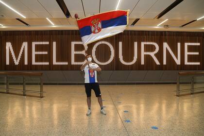 Una imagen simbólica: un solitario fan de Djokovic, bandera en mano, lo esperaba en el salón de arribos del aeropuerto de Melbourne 