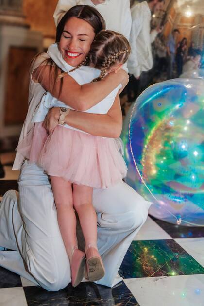 Una imagen tierna de madre e hija.