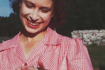 Una imagen tomada del video "Elizabeth: The Unseen Queen" de la entonces princesa Isabel mostrando su nuevo anillo de compromiso poco después de la propuesta de matrimonio del príncipe Felipe en Balmoral en 1946