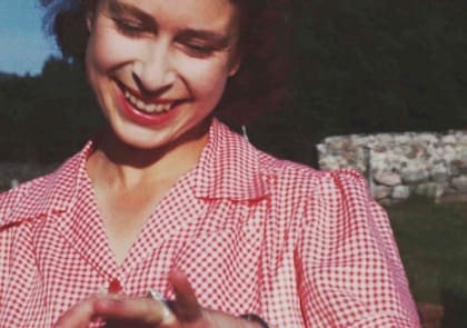 Una imagen tomada del video "Elizabeth: The Unseen Queen" de la entonces princesa Isabel mostrando su nuevo anillo de compromiso poco después de la propuesta de matrimonio del príncipe Felipe en Balmoral en 1946