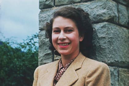 Una imagen tomada del video "Elizabeth: The Unseen Queen" de la princesa Isabel de 20 años, en una visita a Sudáfrica en 1947