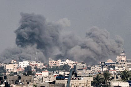 Una imagen tomada desde Rafah muestra humo que se eleva tras el bombardeo israelí en Khan Younis, en el sur de la Franja de Gaza, el 7 de diciembre de 2023.