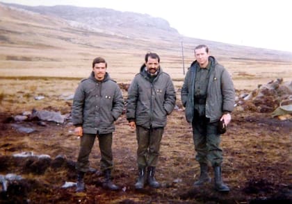 Una imagen tomada durante la Guerra de Malvinas cerca de Puerto Argentino: Héctor Tessey, teniente primero Iparraguirre y el mayor Nani