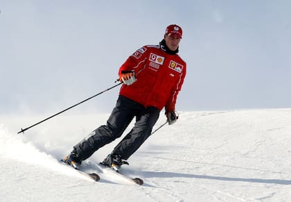 Una imagen tomada el 15 de enero de 2004: Michael Schumacher esquiando en Madonna di Campiglio, Italia; en 2013 sufrió un accidente realizando la misma actividad
