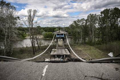 Una imagen tomada el 22 de mayo de 2022, muestra el puente destruido que conecta la ciudad de Lisichansk con la ciudad de Severodonetsk en la región oriental ucraniana de Donbass, en medio de la invasión rusa de Ucrania. 