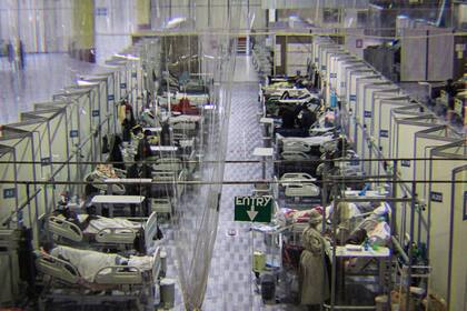 Una imagen tomada el 3 de agosto de 2020 muestra una vista del hospital improvisado donde los pacientes infectados por el coronavirus son tratados dentro del Millenium Hall, uno de los centros de eventos más grandes del país, en Addis Abeba