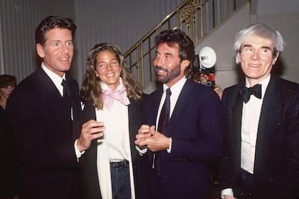 Una imagen tomada en 1985, donde se lo ve con su mujer Kelly, con el productor Sandy Gallin y con el artista Andy Warhol.