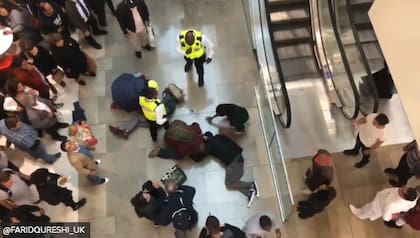 Una imagen tomada instantes después de que el hombre cayera sobre Grace Spence Green en el centro comercial Westfield de Londres