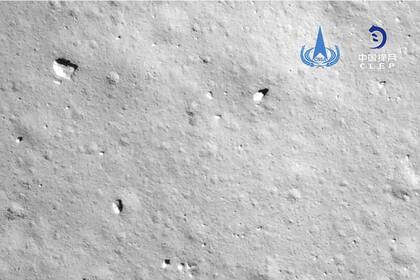 Una imagen tomada por la cámara adjunta a la nave espacial Change-5 después de su aterrizaje en la luna