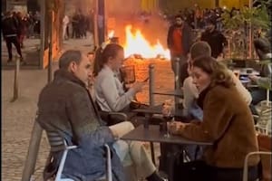 Los videos virales de los franceses comiendo impasibles mientras los manifestantes incendian París