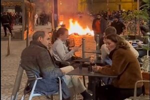 Los videos virales de los franceses comiendo impasibles mientras los manifestantes incendian París