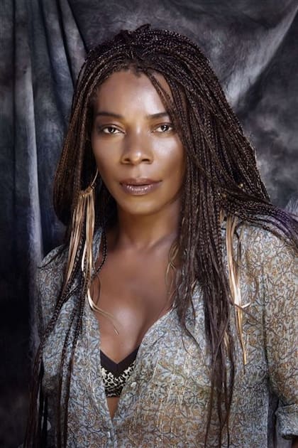 Una imagen y una voz que cautivaron al director de cine Pedro Almodóvar, que la invitó a cantar en La piel que habito