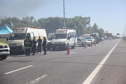 Una impactante explosión en Ezeiza provocó un incendio que afectó varias plantas