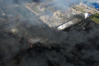 Una impactante explosión en Ezeiza provocó un incendio que afectó varias plantas