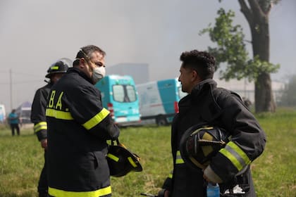 Una impactante explosión en un parque industrial en Ezeiza provocó un incendio que afectó varias plantas