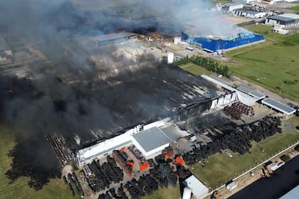 Una impactante explosión en un parque industrial en Ezeiza provocó un incendio que afectó varias plantas