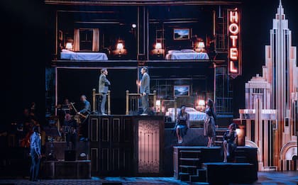 Una impactante pantalla permite los cambios de situación espacial recreando los movimientos de una maquinaria teatral corpórea