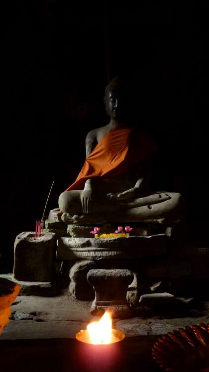 Una imponente estatua de Buda, en el interior del templo camboyano de Angkor Wat