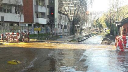 Las vías del ferrocarril Mitre, anegadas en Belgrano