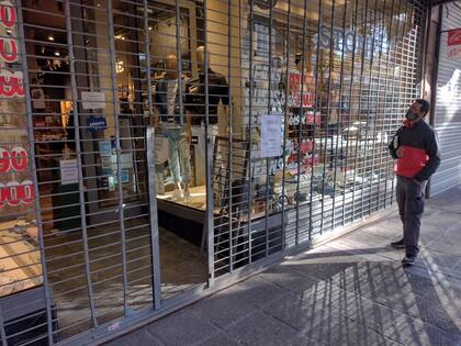 Una importante cantidad de locales de indumentaria decidieron abrir sus puertas, en general bajo el modo "take away", más allá de que el DNU presidencial lo impide.