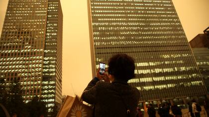 Las personas en las calles tomaron fotografías y grabaron videos de la inusual tormenta