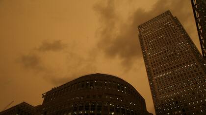 Al mediodía la luz comenzó lentamente a cambiar tomando por sorpresa a todas las personas que realizaban sus tareas habituales