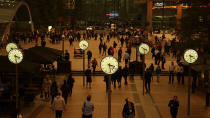 De a a poco el ambinete fue cambiando de color mientras la gente caminaba por Canary Wharf