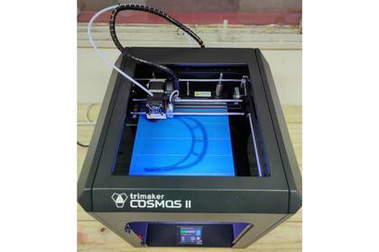 Una impresora 3D de Trimaker preparando parte de las máscaras