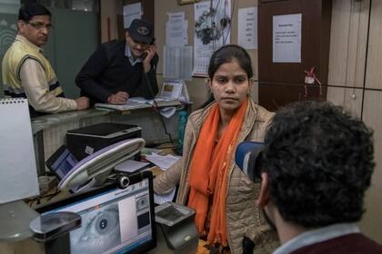 Una india en el escaneo de retinas, una de las características biométricas que empela el sistema