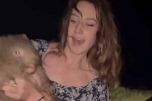 Una influencer estadounidense fue filmada separando una cría de wómbat